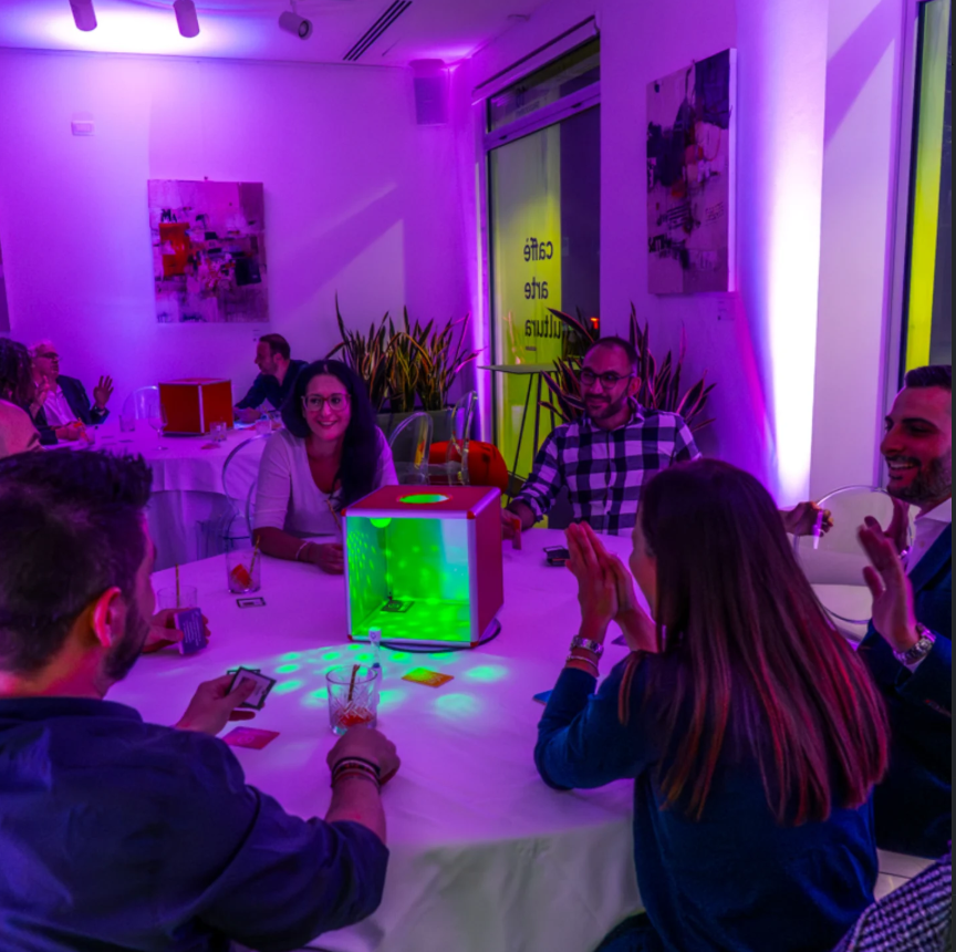 Momento di team building durante un evento Social Box 4
