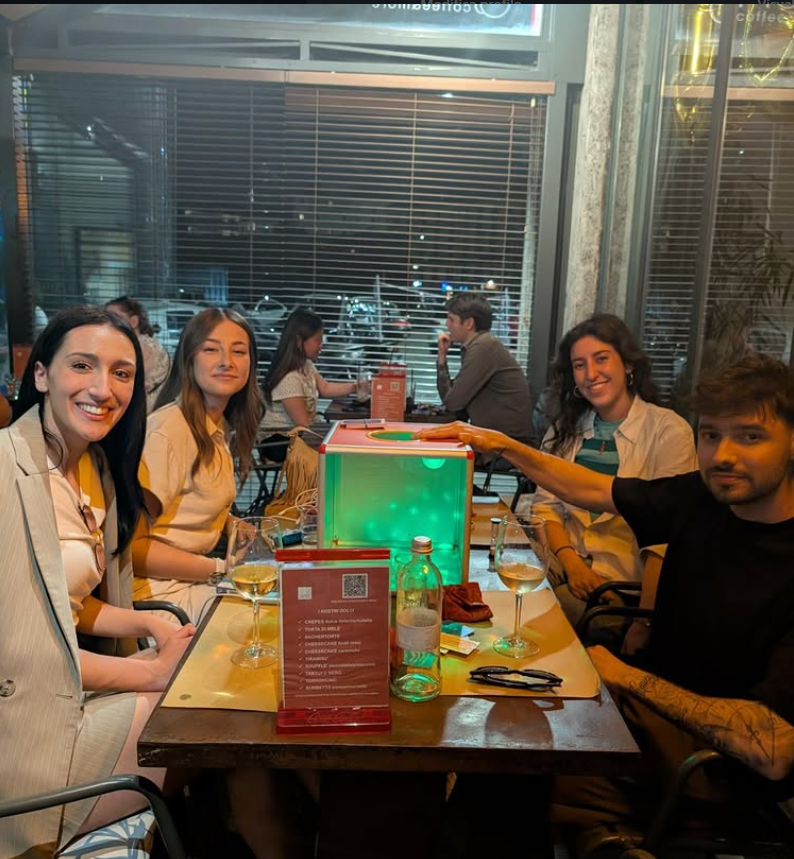 Momento di team building durante un evento Social Box 1