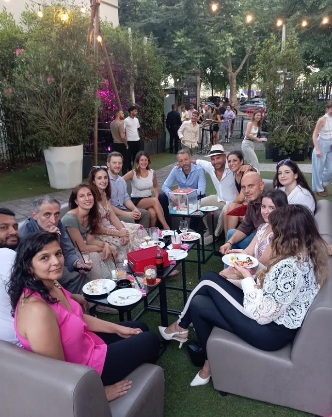 Momento di team building durante un evento Social Box 6